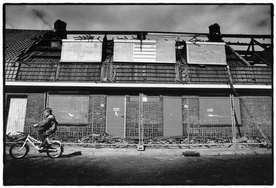 351371 Afbeelding van de dichtgetimmerde, voor sloop bestemde en door vandalisme uitgebrande huizen Lingestraat 19 ...